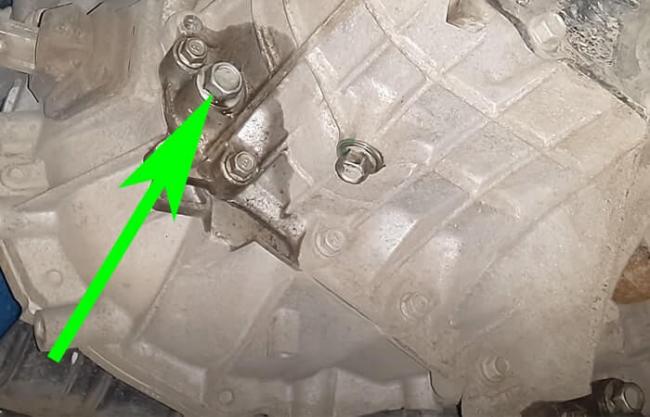 Нижнее масло заливное отверстия в мкпп Хендай Солярис