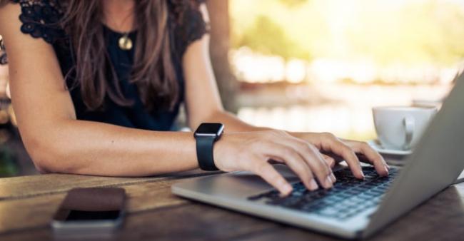 за компьютером