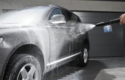 На мойке повредили машину