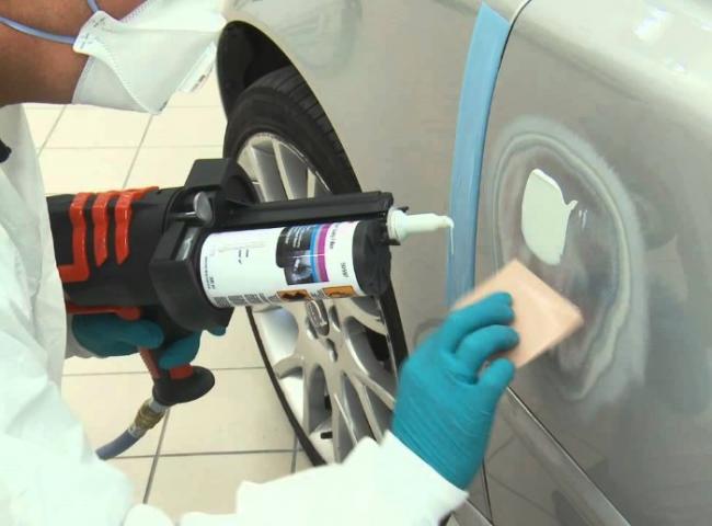 Нанесение шпатлевки на авто