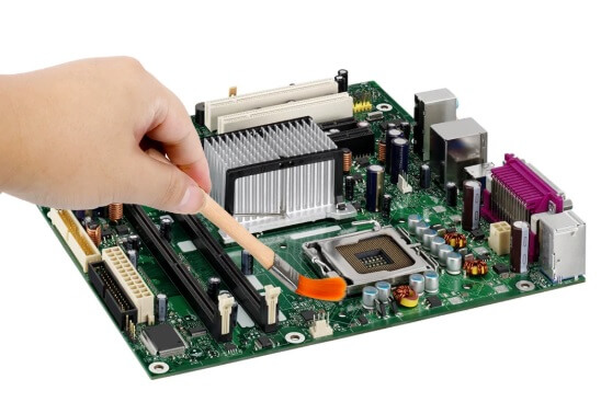 как почистить материнскую плату кисточкой