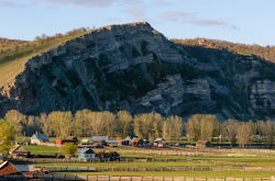 Samoe krasivoe mesto na IUzhnom Urale prirodnyi park Muradymovskoe ushchele v Bashkirii A v Magnitogorske pamiatnik Tyl- Frontu vkhodiashchii v sostav triptikha nariadu s Rodinoi-materiu i Voinom-osvoboditelem.