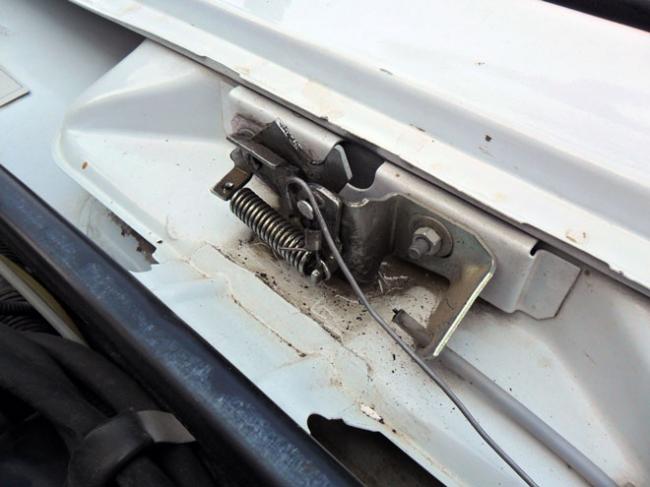 открывание-капота-семерки-при-порванном-тросике