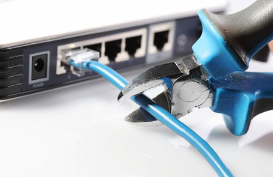 Отсоедините кабель и подождите 10 секунд.