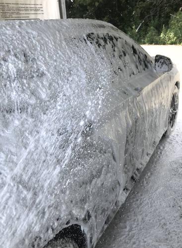 Наносим пену на мойке самообслуживания