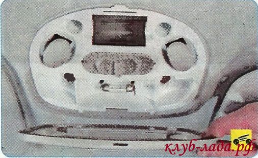 Снять крышку плафона.