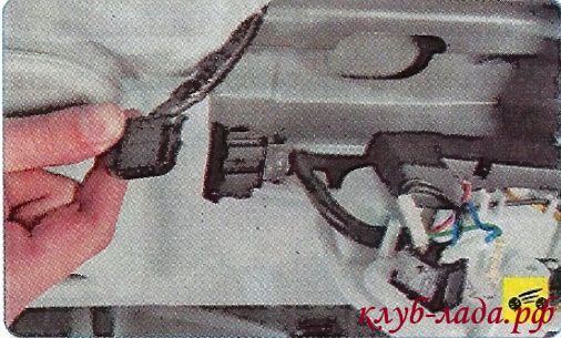 Разъединить колодки с проводами, снять корпус плафона.