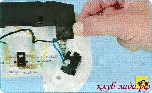 Отсоединить клеммы с проводами от выводов неисправного выключателя.