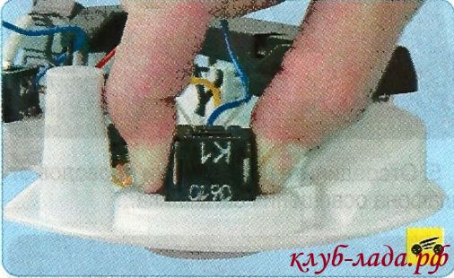 Нажать на пластиковые фиксаторы выключателя.