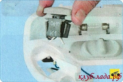 Снять фиксаторы из корпуса.