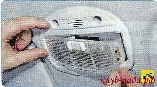 Снять плафон салона из корпуса.