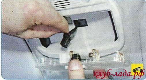 Отсоединить провода, сжимая колодку.