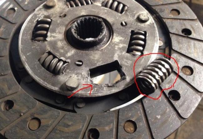 поломка демпферных пружин