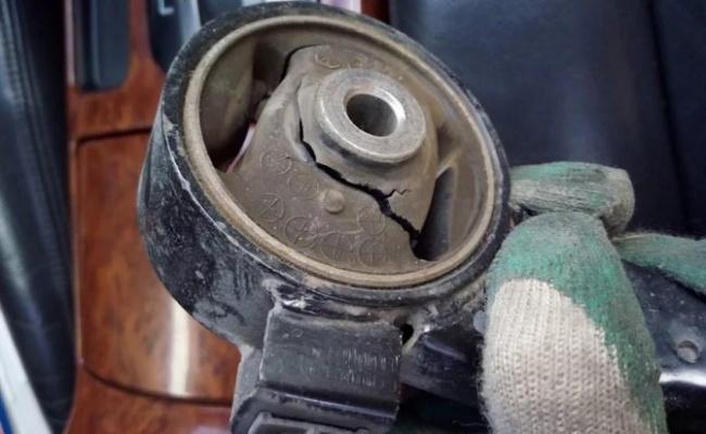 порвана подушка двигателя