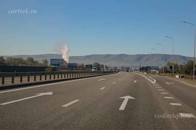 До Горячего Ключа М4 имеет по две полосы движения в каждую сторону