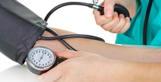 При гипертоническом кризе человек нуждается в экстренной медицинской помощи