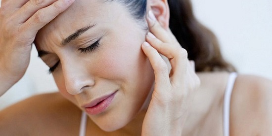 Из-за постоянно шума в ушах повышается чувствительность к звукам