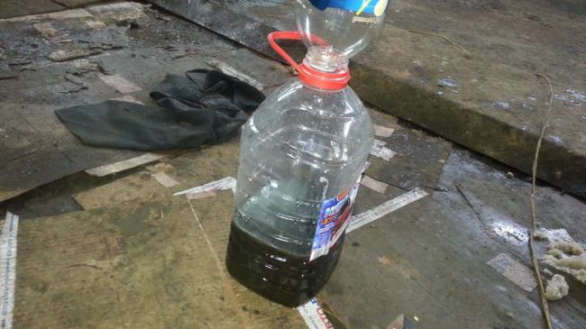 Старое масло с механической коробки передач на Хёндай Солярис