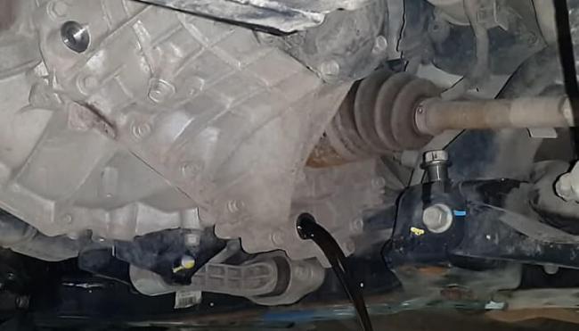 Сливаем строе масло с коробки