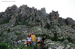 Nachalo puteshestviia po Taganaiu Karta so skhemoi marshrutov po Verkhnei i Nizhnei trope Sovety turistam Gora Otkliknoi greben i Bolshaia kamennaia reka.