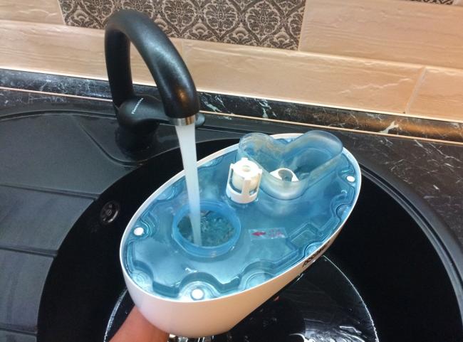 Увлажнитель воздуха наполняется водой