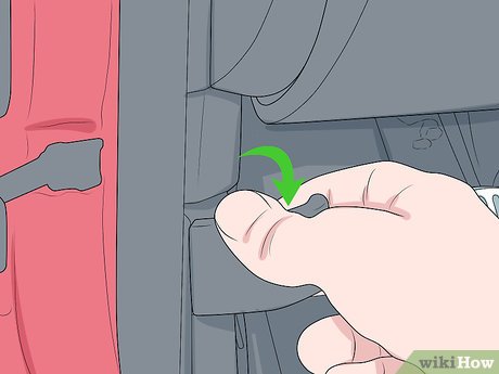 Изображение с названием «Откройте капот на Mini Cooper, шаг 3»