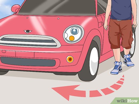 Изображение с названием Откройте капот на Mini Cooper Step 4