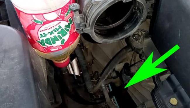 Заливаем новвое масло в мкпп через верхнее отверстие