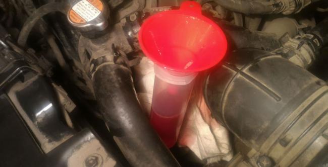 Заливаем новое масло в АКПП