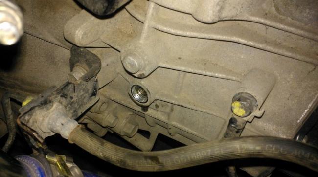 МКПП Хендай Солярис с открученной сливной пробкой вид из под автомобиля