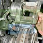 Снимаем суппорт Шевроле Лачетти