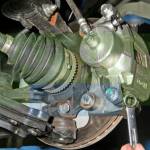 Откручиваем суппорт Шевроле Лачетти