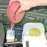 Сливаем тормозную жидкость Шевроле Лачетти