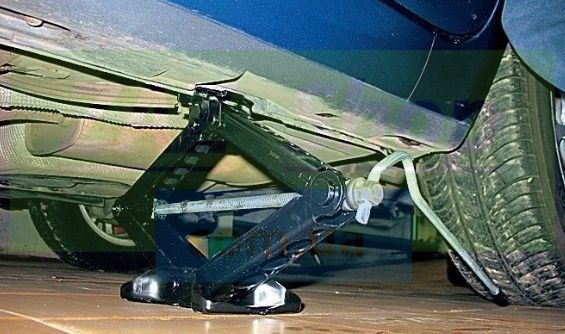 Поддомкрачиваем Шевроле Лачетти