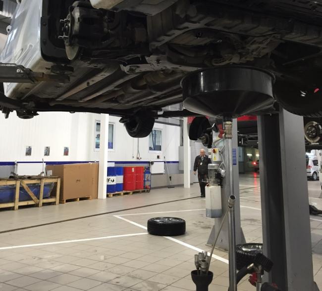 Хёндай Солярис на подъёмнике перед заменой тормозной жидкости